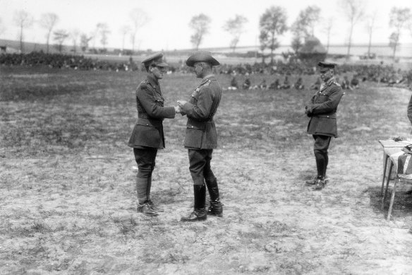 Le capitaine Jacka VC MC et Bar, reçoit une barre à son MC pour bravoure lors de la première attaque sur Bullecourt.