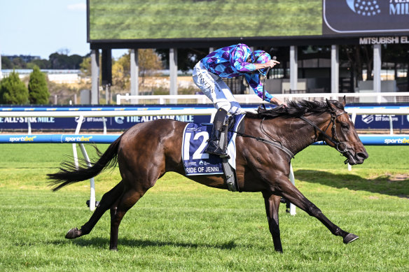 Declan Bates salue alors que Pride Of Jenni remporte le All-Star Mile.