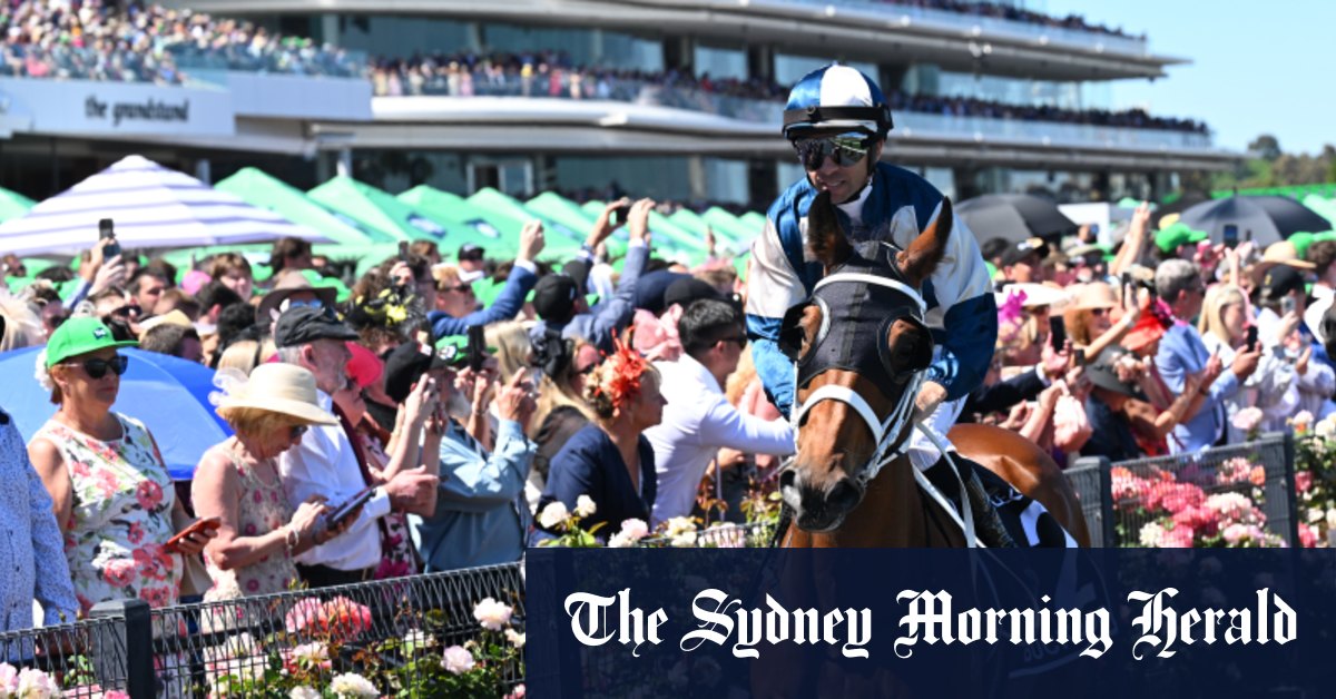 Le jockey de Pride Of Jenni, Declan Bates, a abandonné pour une course de 3 millions de dollars, les propriétaires sont mécontents de la course de la Melbourne Cup du jockey Joao Moreira sur Buckaroo