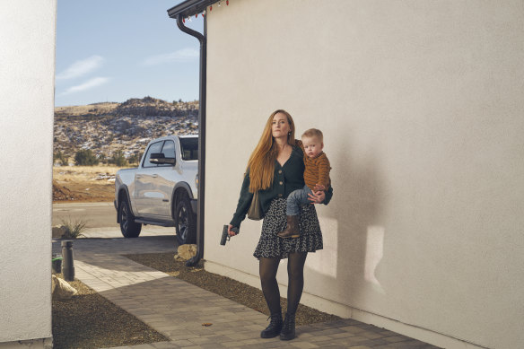 Jennie, avec son Glock 43 et son fils Hugo.