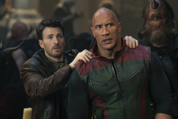 Chris Evans dans le rôle du chasseur de primes Jack O'Malley et Dwayne Johnson dans le rôle du garde du corps du Père Noël Calum Drift dans Red One.  
