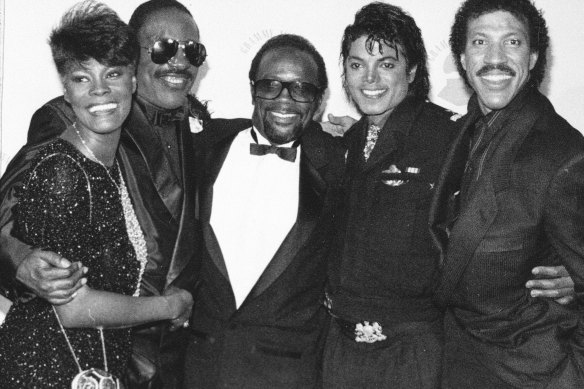 Dionne Warwick, Stevie Wonder, Quincy Jones, Michael Jackson et Lionel Richie posent ensemble dans les coulisses des Grammy Awards en 1986.