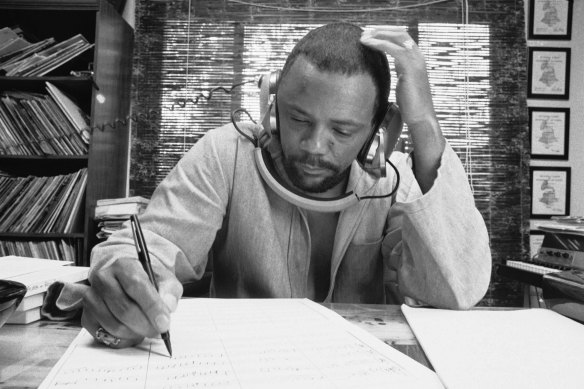 Quincy Jones dans son home studio en octobre 1974