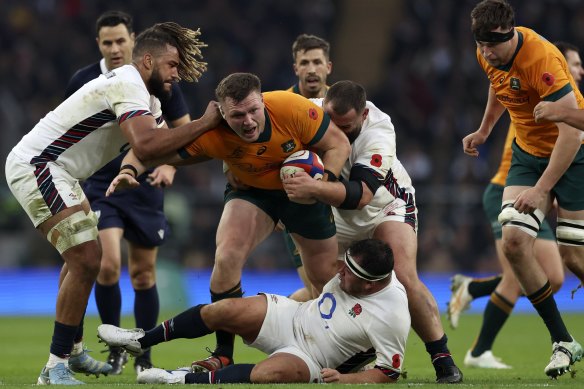 Angus Bell sur la charge à Twickenham.