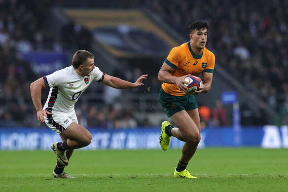 oseph-Aukuso Suaalii court avec le ballon devant Ollie Sleightholme d'Angleterre.