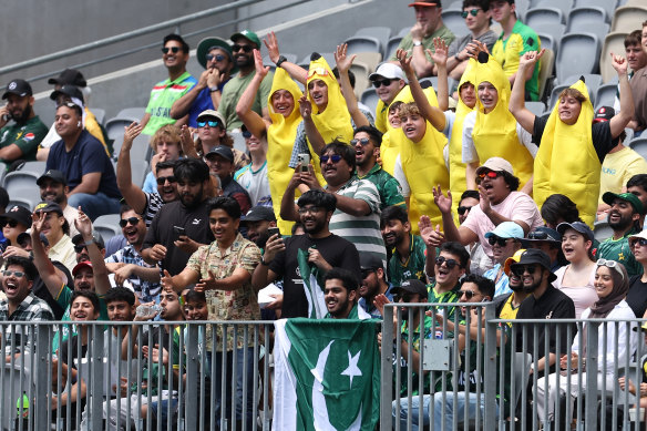 Spectateurs dans les tribunes de Perth. 