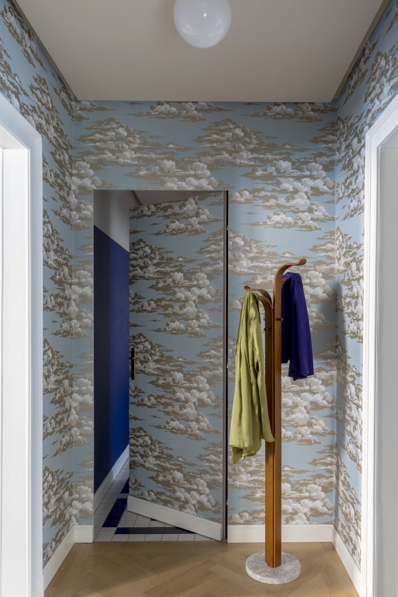 L'entrée présente le papier peint « Silvi Clouds » de Sanderson. 
