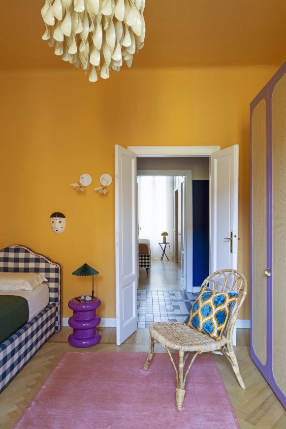 La lampe « Matin » de Hay repose sur un tabouret de Kartell. 