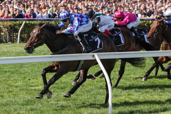 Pride Of Jenni bat M. Brightside et Fangirl lors du carnaval du printemps 2023.