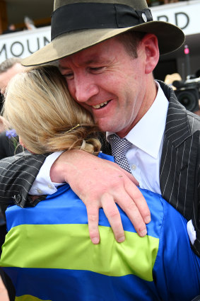 Ciaron Maher embrasse Jamie Kah après avoir remporté une course pour feu Colin McKenna lors du Victoria Derby Day.
