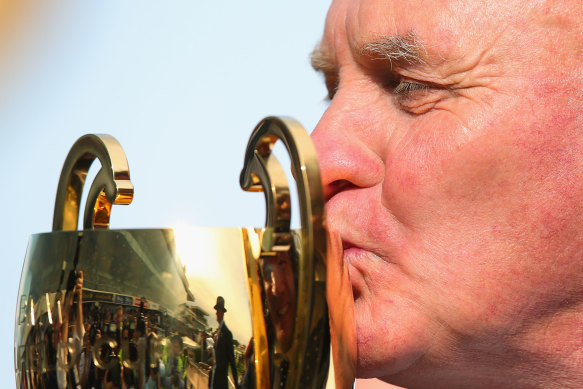 Le propriétaire Colin McKenna embrasse la Coupe Caulfield 2016, remportée par sa jument Jameka.