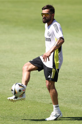 Virat Kohli s'échauffe avec un match de football mercredi.