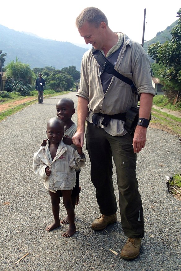 Andrew Turley avec des enfants locaux dans les monts Rwenzori en Ouganda.