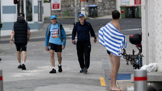 Pat Farmer et le journaliste Garry Maddox s'approchent de la « ligne d'arrivée » à Bondi.