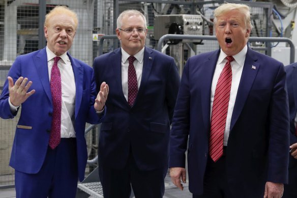 Anthony Pratt, Scott Morrison, alors Premier ministre australien, et Donald Trump, alors président américain, dans une usine Pratt de l'Ohio en 2019.