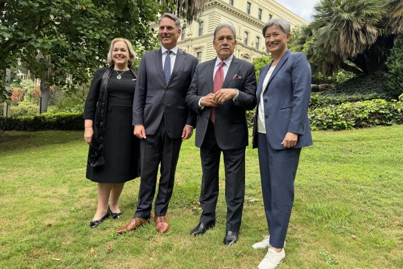 Peters (deuxième à droite) avec (de gauche à droite) la ministre néo-zélandaise de la Défense, Judith Collins, le ministre australien de la Défense, Richard Marles, et la ministre des Affaires étrangères, Penny Wong.
