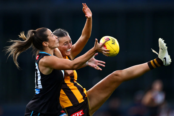 Amélie Borg du Power et Aine McDonagh des Hawks se disputent une marque lors de la demi-finale de l'AFLW.