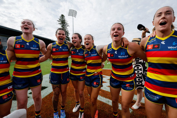 Les Crows interprètent leur chanson après une victoire éclatante contre les Dockers en visite.
