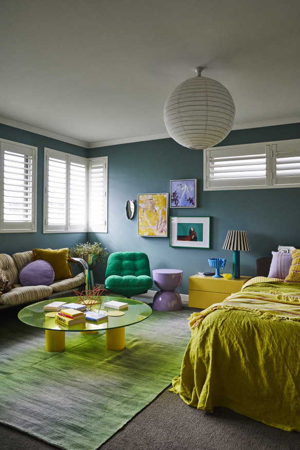 « C'est ma palette de couleurs plus calme : des murs bleus discrets avec des couleurs plus fortes sur la décoration et les meubles », explique Banfield. La table basse Grazia & Co repose sur un tapis Loom.
