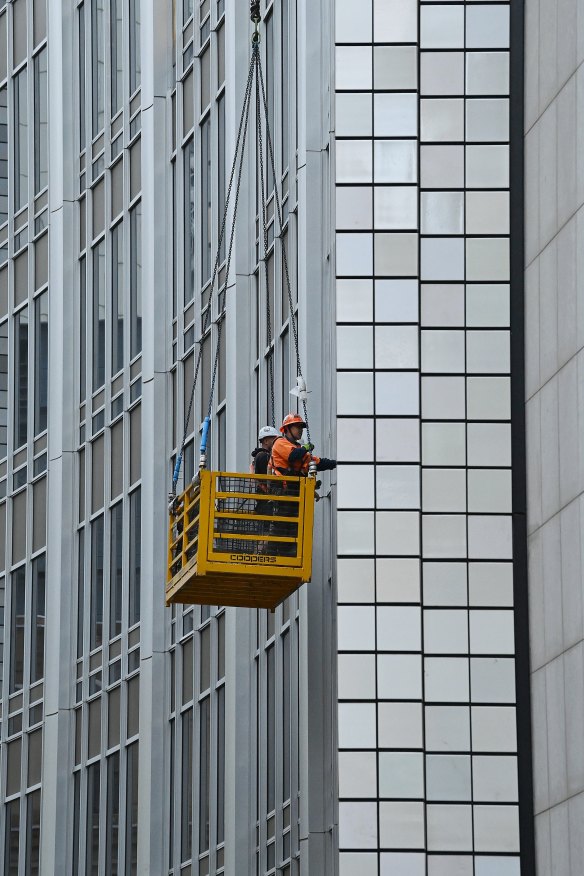 L'échafaudage est en train de s'effondrer dans le cadre d'une rénovation de 200 millions de dollars de la grande vieille dame des gratte-ciel de Sydney.