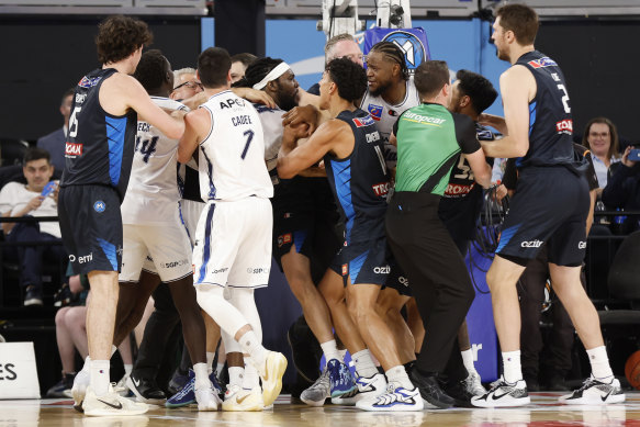 Les tensions éclatent lors du match NBL entre Melbourne United et les Adelaide 36ers.