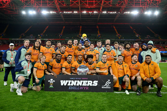 Les Wallabies célèbrent leur victoire à Cardiff