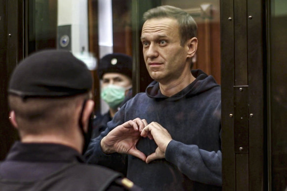 Navalny dans une cage d'accusés lors d'une audience à Moscou en 2021.