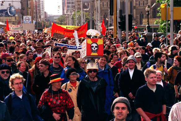 Jabiluka a été développée et préparée pour l'exploitation minière avant que les travaux ne soient arrêtés, à la suite d'énormes réactions négatives, notamment lors de ce rassemblement à Melbourne en 1999.