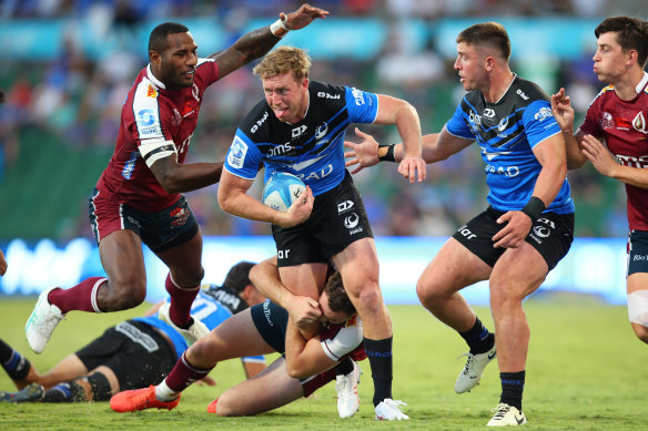 Harry Potter charge la défense des Reds pendant la saison de Super Rugby.