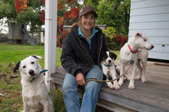 Lily, candidate de la deuxième saison, avec son chien Snow et quelques nouveaux chiots. 