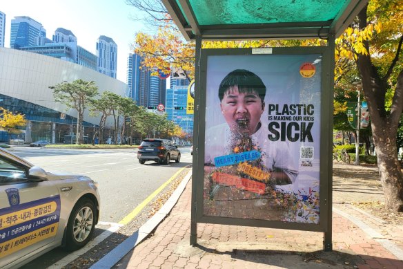 La Fondation Minderoo a lancé une nouvelle campagne publicitaire sur les impacts de la production de plastique sur la santé humaine.