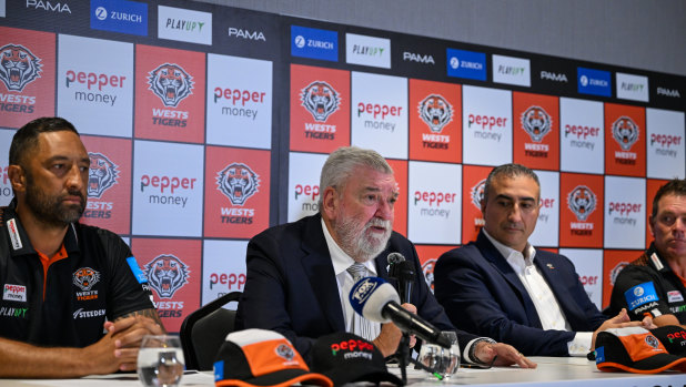 L'entraîneur des Wests Tigers Benji Marshall, le PDG Shane Richardson et le PDG de Pepper Money Mario Rehayem jeudi.
