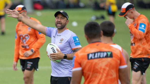 Benji Marshall aboie des ordres lors de l'entraînement des Wests Tigers jeudi.
