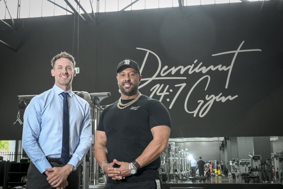Ashley Owen, directeur général de Derrimut 24:7 Gym, et son propriétaire Nikolaos Solomos.