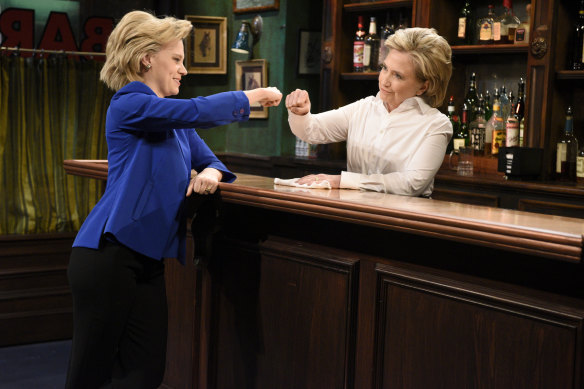 Kate McKinnon dans le rôle d'Hillary Clinton et Hillary Clinton dans le rôle de Val sur SNL en 2015.