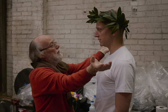 Dans les coulisses de la séance photo avec le photographe Bill Henson (à gauche) et son sujet, le directeur artistique de l'Australian Ballet, David Hallberg.