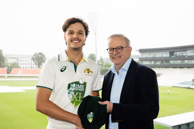 Sam Konstas du XI du Premier ministre est photographié avec le Premier ministre australien Anthony Albanese avant le premier jour du match de la tournée.