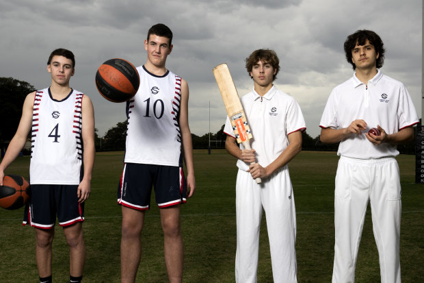 Sam Konstas (à l'extrême droite) pose pour une photo avec ses camarades de classe de Cranbrook pour un article dans l'AFR en 2023. 