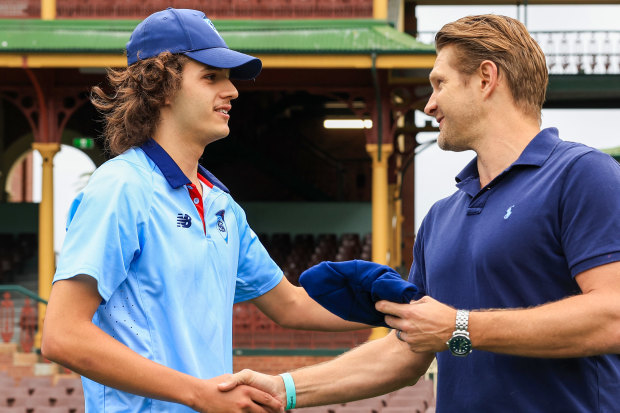 Partenariat : Sam Konstas reçoit sa casquette NSW avant ses débuts avec Shield l'année dernière.