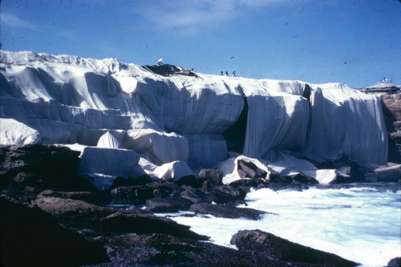 Little Bay a été enveloppée de plus de 90 000 mètres carrés de tissu pour Wrapped Coast de Christo et Jeanne-Claude en 1969.