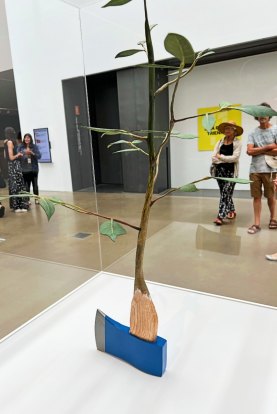 Another World Inside This One de Zac Langdon-Pole, 2024 – une hache avec un jeune arbre sculpté dans le manche.