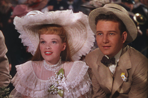 Judy Garland et Tom Drake dans Meet Me in St Louis dans lequel Garland chante Have Yourself A Merry Little Christmas.