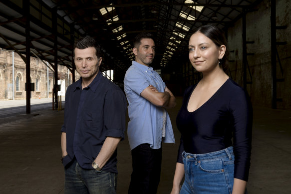 Le scénariste-réalisateur de A Lion Returns, Serhat Caradee (à gauche), photographié avec les acteurs Maha Wilson (à droite) et Danny Elacci (au centre) en 2020. 