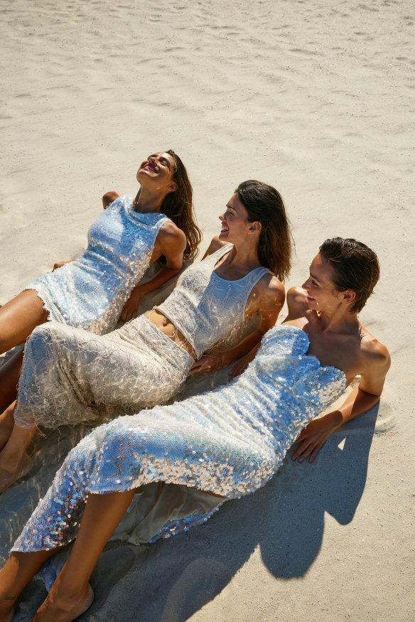 De gauche à droite : Noemi porte la mini-robe Christopher Esber « Opaline », 1 200 $. Sofia porte une robe de séparation Christopher Esber « Lucent », 1 650 $. Mia porte une robe bustier Christopher Esber « Opaline », 1 250 $.