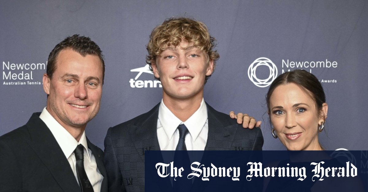 Le gagnant surprise, Matt Ebden, partage le prix du tennis avec Alex de Minaur dans le rôle de Lleyton, Bec et Cruz Hewitt sur le tapis bleu de la Newcombe Medal