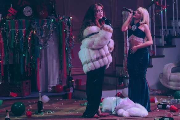 Chappell Roan et Sabrina Carpenter embrassent avec glamour l'esprit saisonnier.