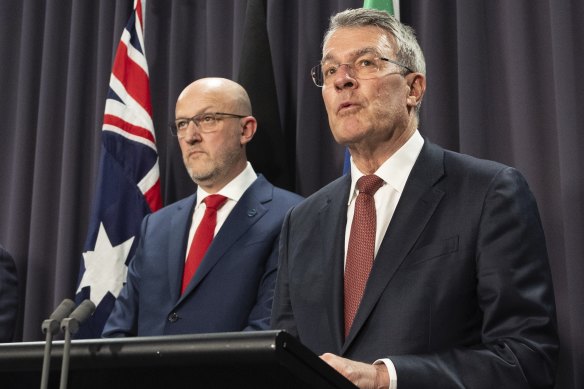 Le procureur général Mark Dreyfus (à droite) a signé le mandat du directeur général de l'ASIO, Mike Burgess.