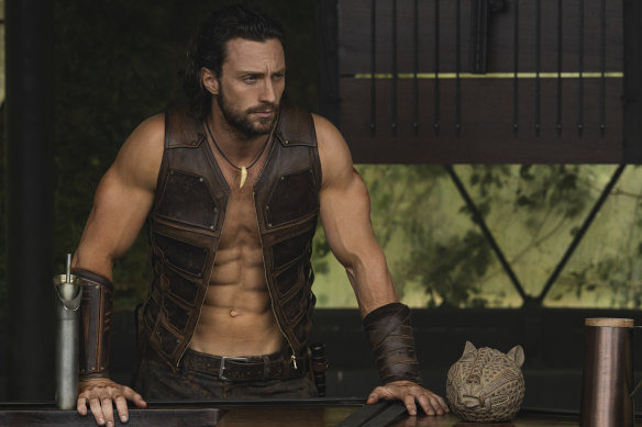 Aaron Taylor-Johnson dans Kraven le chasseur, qui remodèle l'histoire d'un méchant Marvel. 