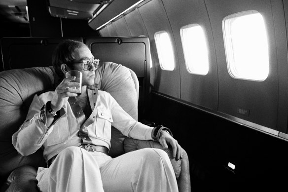 Elton John dans son avion privé, connu sous le nom de Starship, lors de sa tournée en 1974. 
