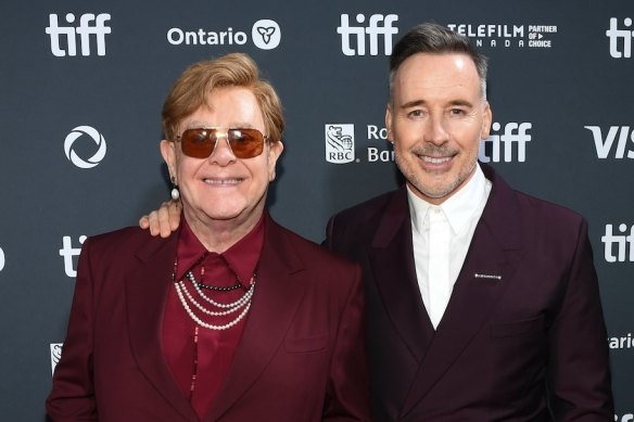 Elton John et David Furnish à la première du Festival international du film de Toronto de Elton John : Jamais trop tard.
